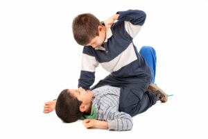 Self defense pour les enfants : apprendre à se défendre contre d'autres enfants mais aussi contre les adultes