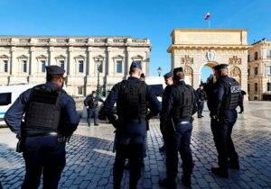 Comment apprendre à se défendre à Montpellier : policiers sur la place du peyrou